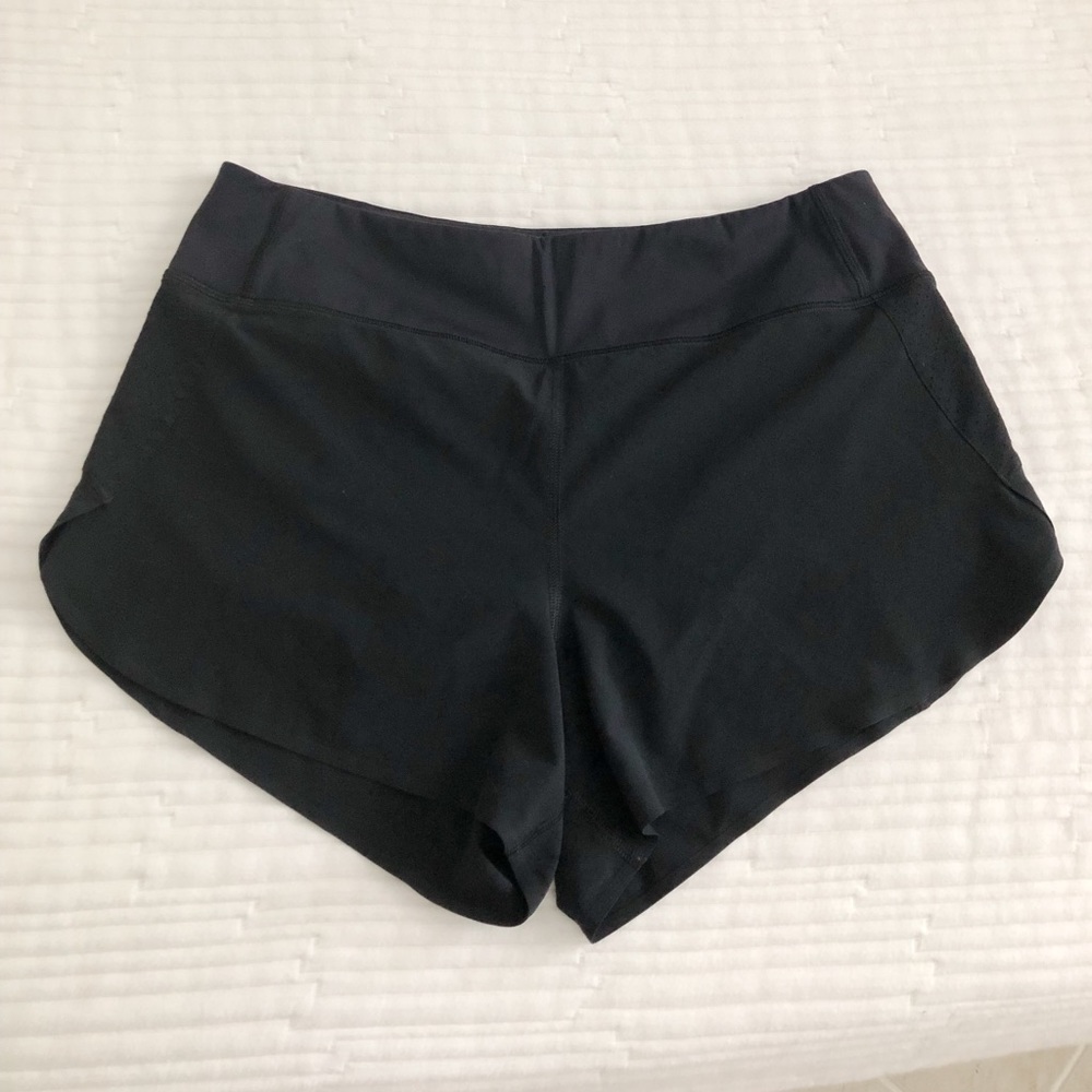 Athleta Run With It 3.5 Shorts Size M